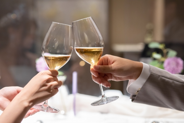 感謝の乾杯を、人と人を繋ぐ結婚式のお酒の選び方のイメージ