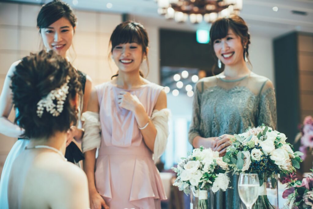新婦と談笑するゲストたち
