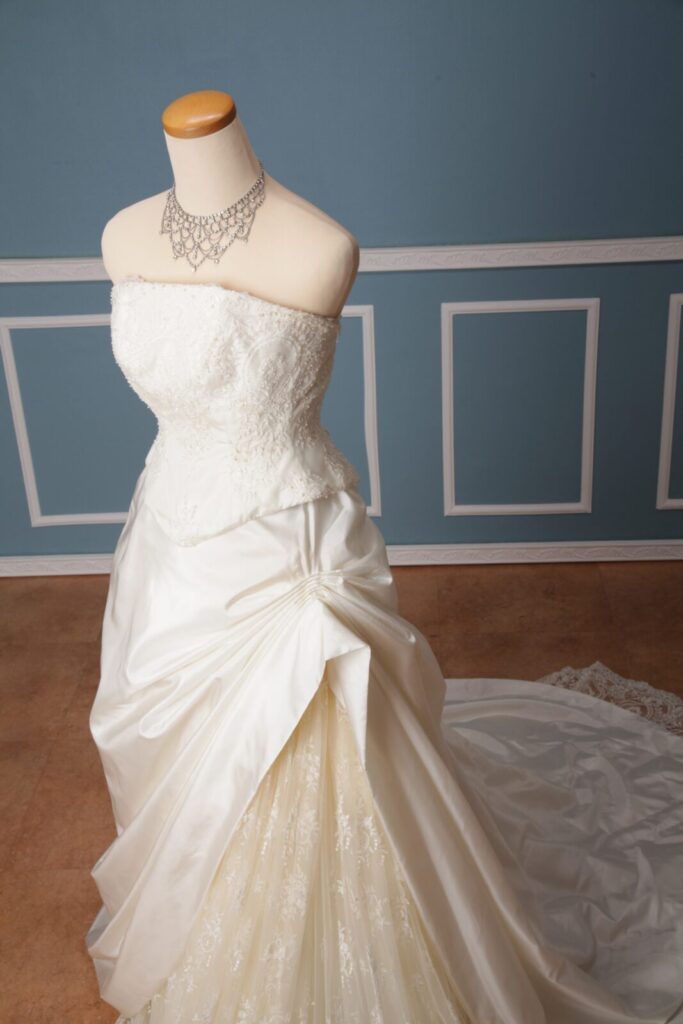 トルソーとウエディングドレス