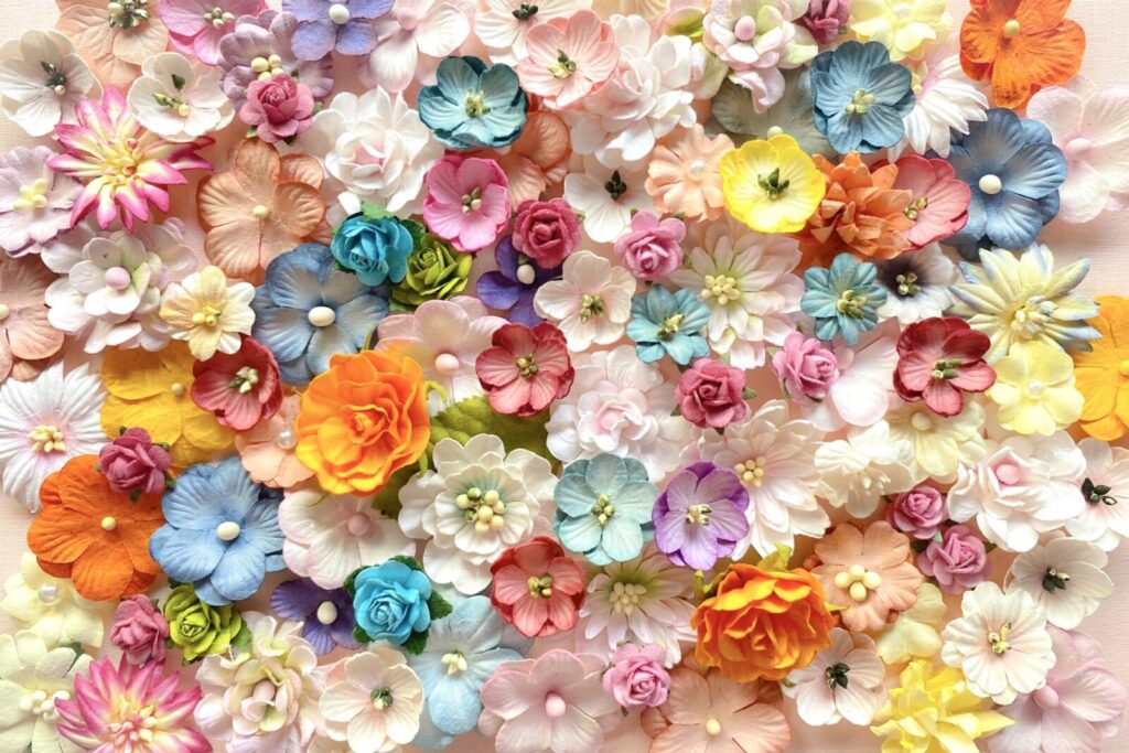 画面いっぱいの淡い色みの花々