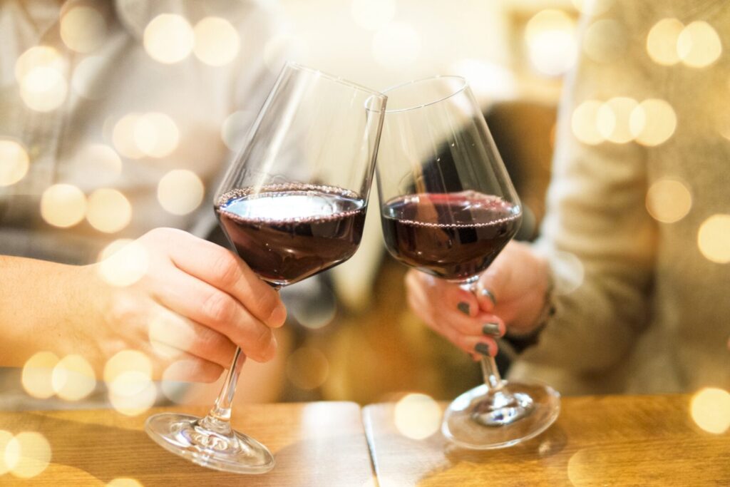 赤ワインで乾杯するふたり