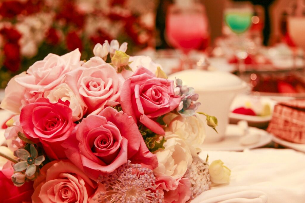 披露宴会場 ピンク系のバラの花束