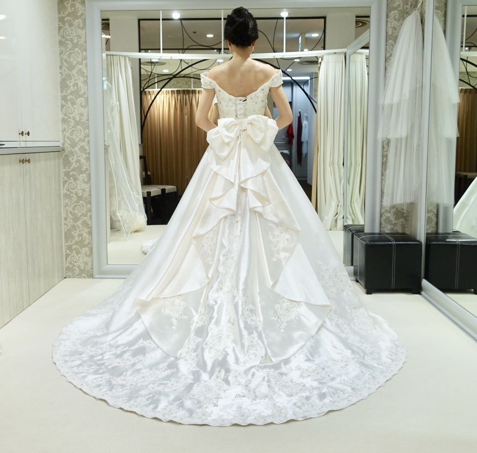 ドレスを着た花嫁の後ろ姿