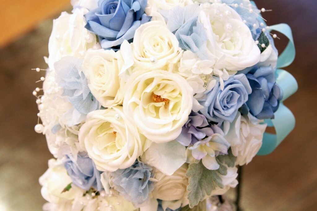 青い花の入ったブーケ