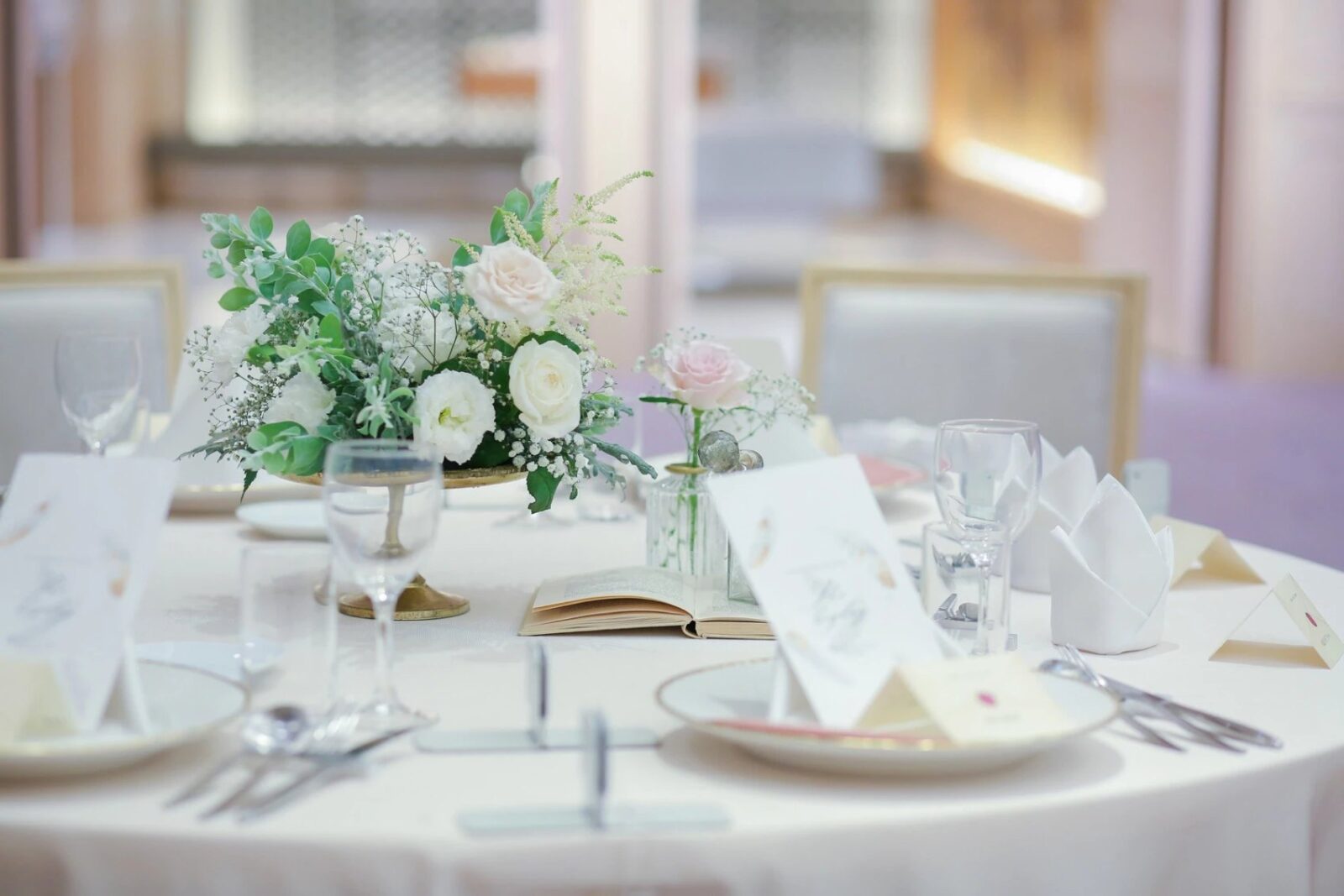 エスコートカードと席次表、この2つはどう違う？結婚式での使い分けと選び方のイメージ