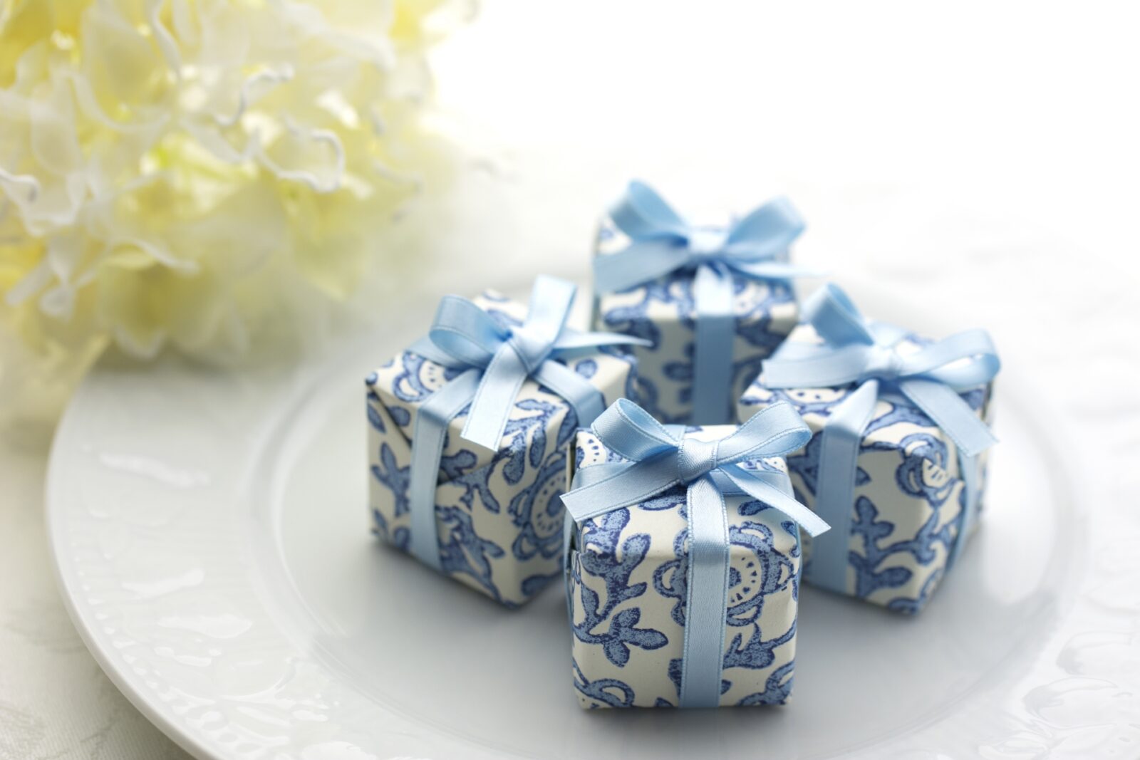 プチギフトの選び方と渡し方｜結婚式のお見送りがもっと素敵になるポイントのイメージ
