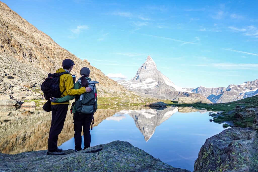 旅行中のカップルのツーショット写真