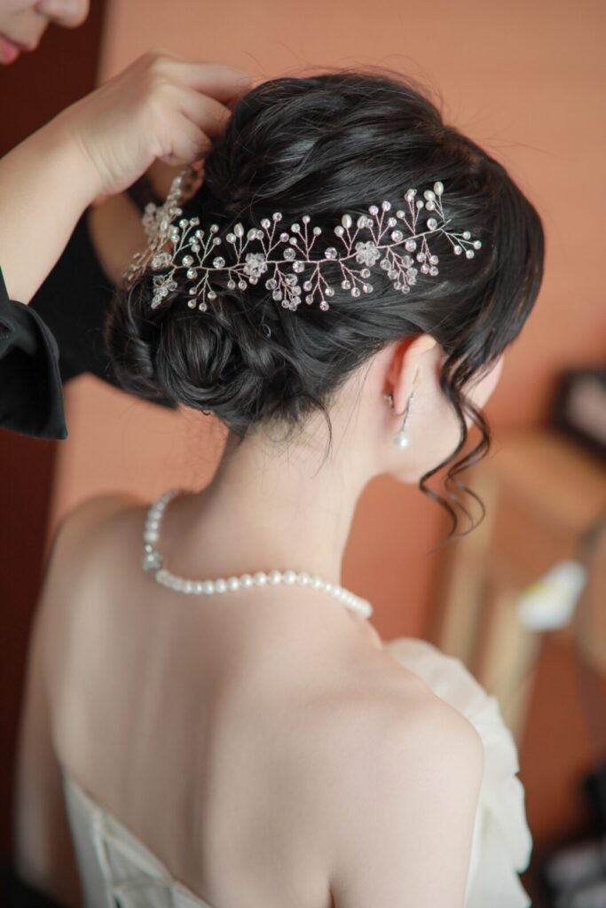 花嫁の髪の毛をセットしているところ