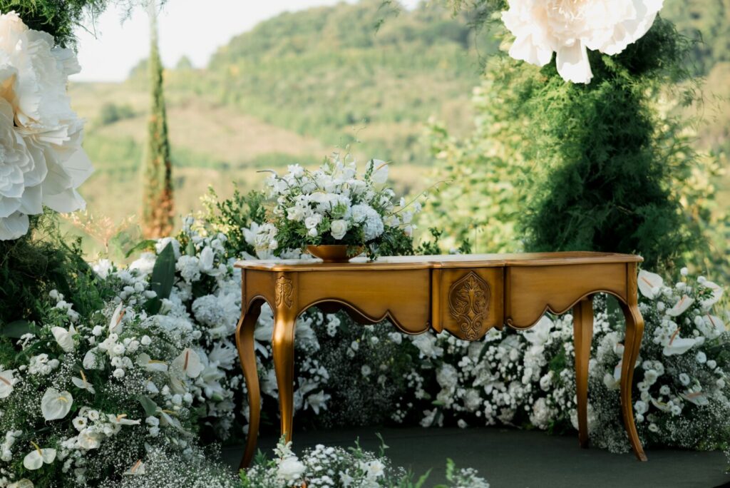 結婚式の装花とは？費用相場・おしゃれな演出アイデアなどやさしく解説